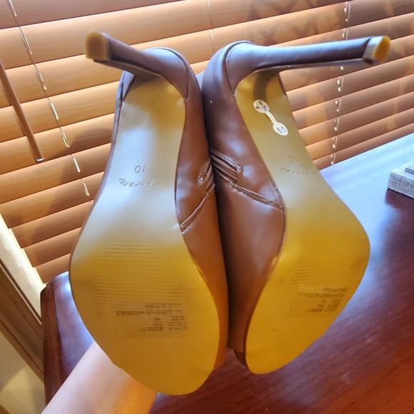 Shoes - Picture 3 of 8